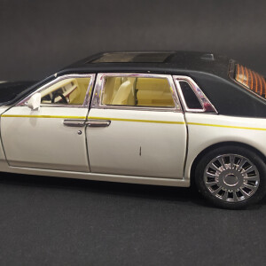 Exclusive Rolls-Royce 1/32 Phantom Model Car, Door Openable Alloy Pull Back Toy Car With Sound & Lights